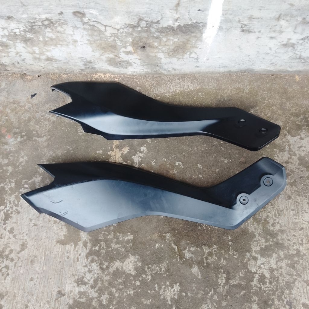 Cover body tengah untuk motor Yamaha N MAX 155 Neo original bekas copotan second