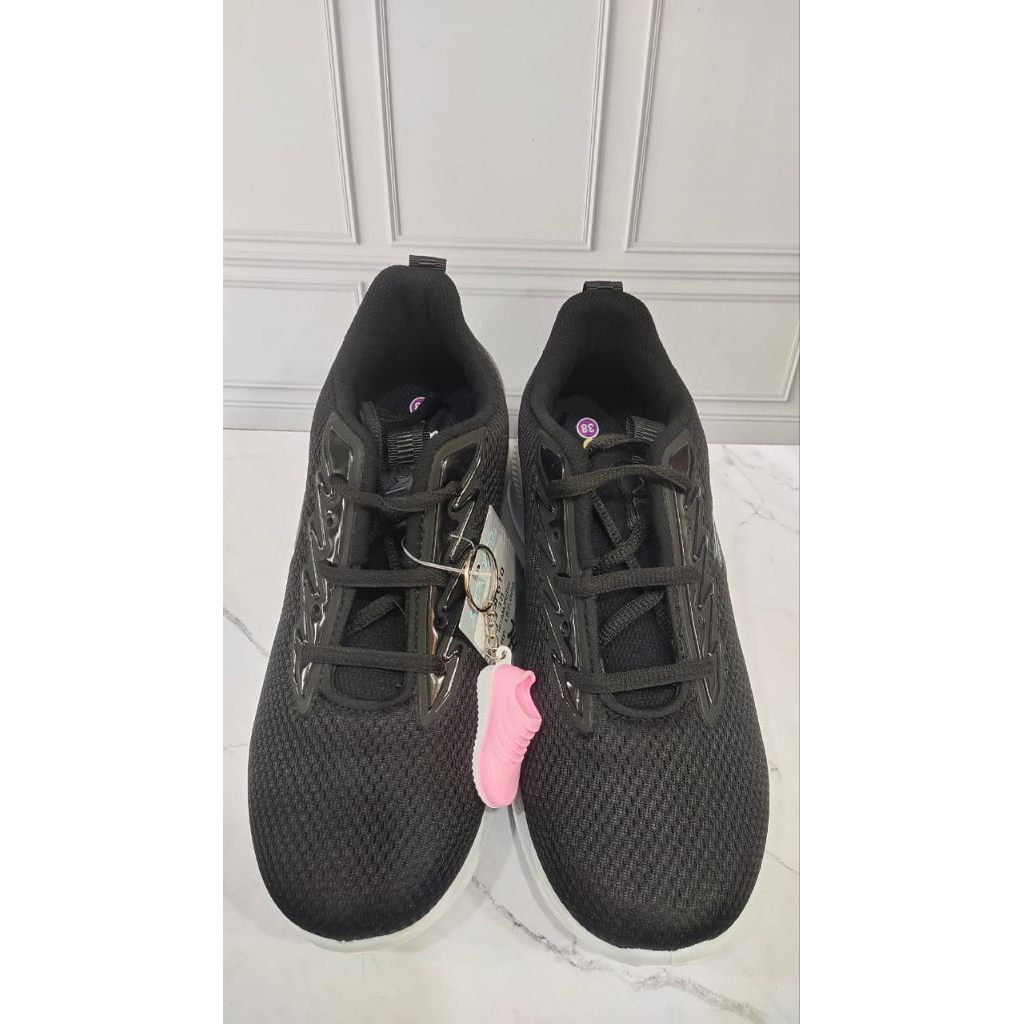 PRO ATT SEPATU SEKOLAH HITAM PUTIH