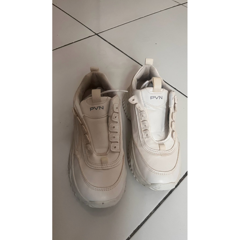 PRELOVED SEPATU PVN (sungwoon putih)