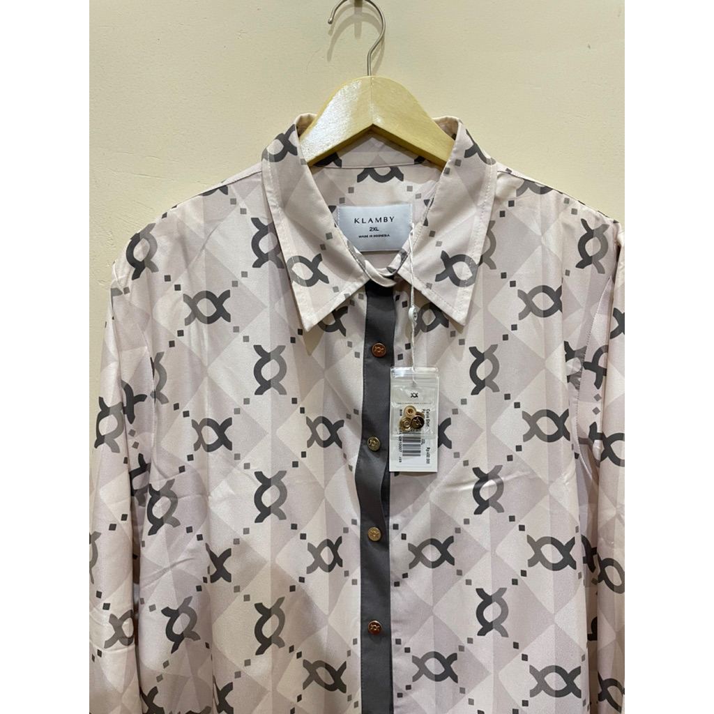 READY NEW Wearing Klamby Monogram Calya Shirt Sable-XXL
