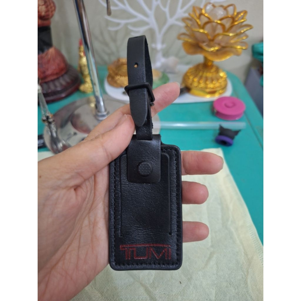 Tag koper kulit branded Tumi warna hitam 
Limited edition 
Barang terawat 
Pemakaiam pribadj