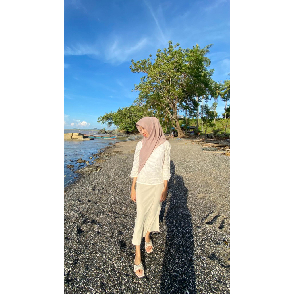 Preloved baju broken white pantai bonus hijab