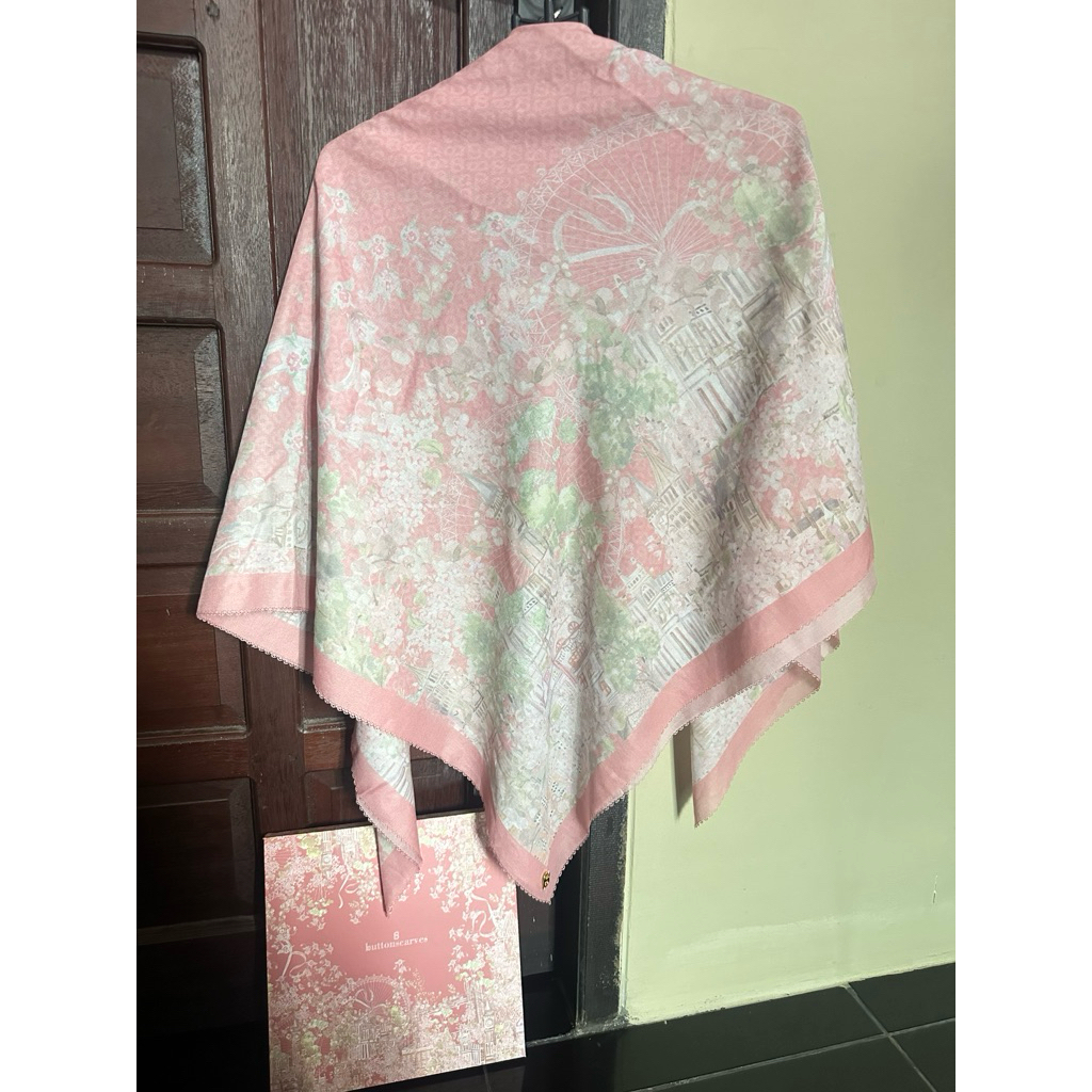 Preloved BRITISH 2 ROSE BUTTONSCARVES