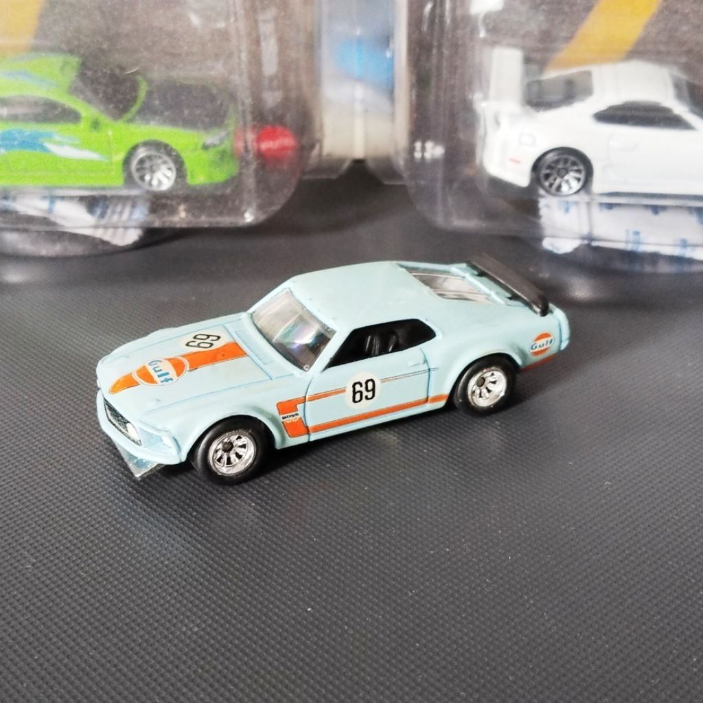 Hotwheels Hot Wheels Premium Ban Karet Base Besi 69 FORD MUSTANG BOSS 302 GULF Loose mulus, Reguler 