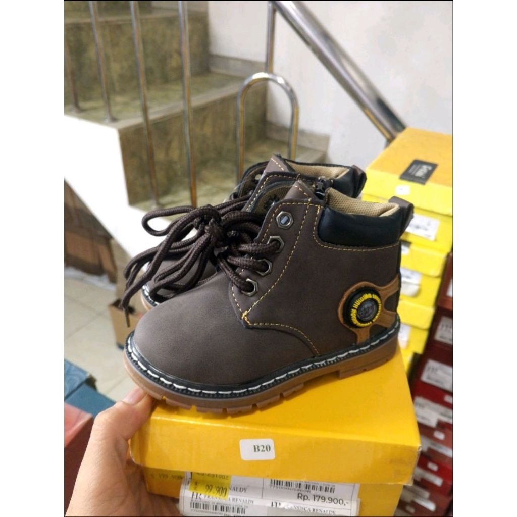 sepatu boots Fransisca Renaldy