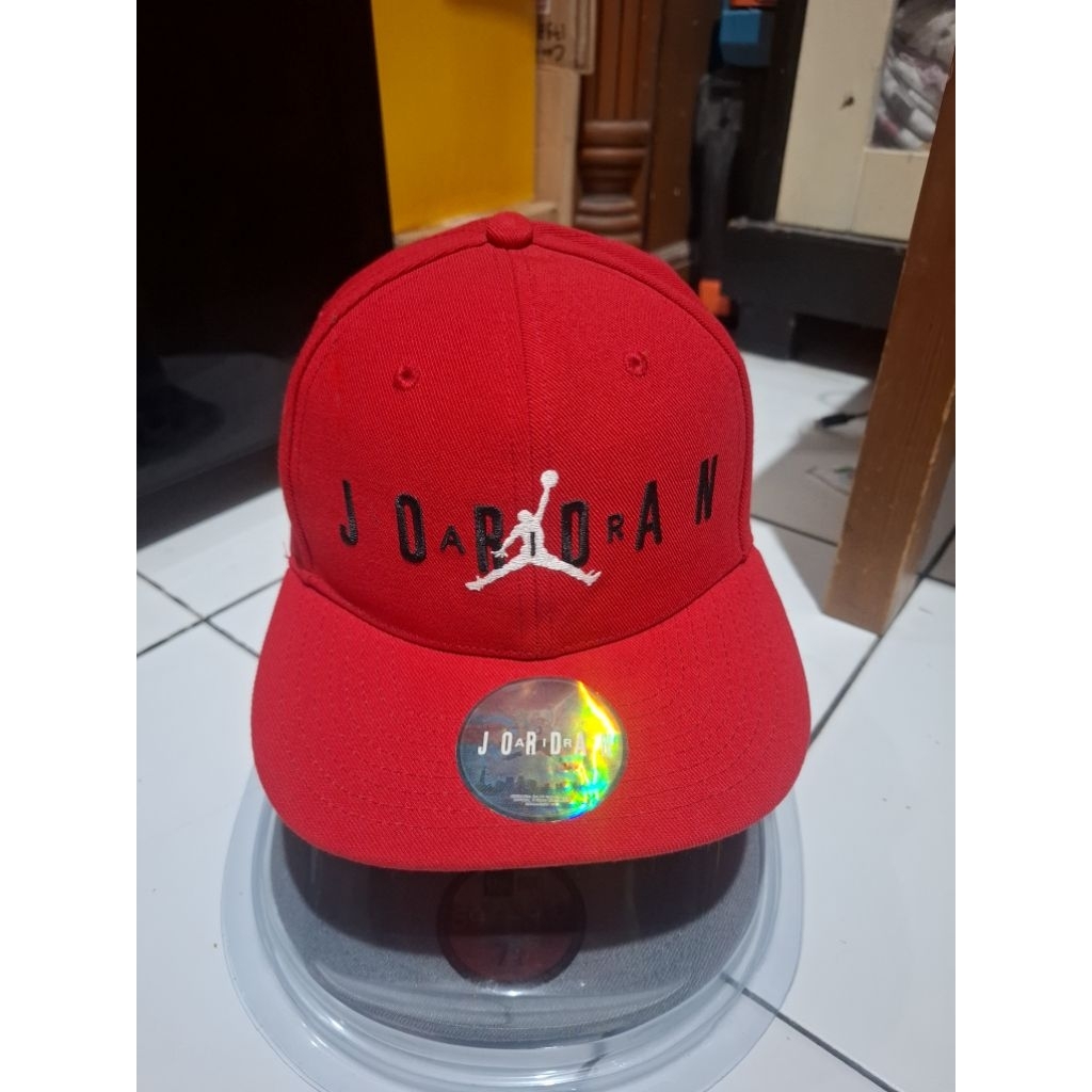 Air Jordan Topi Anak Original Youth Merah dengan Logo Putih dan Stiker Hologram