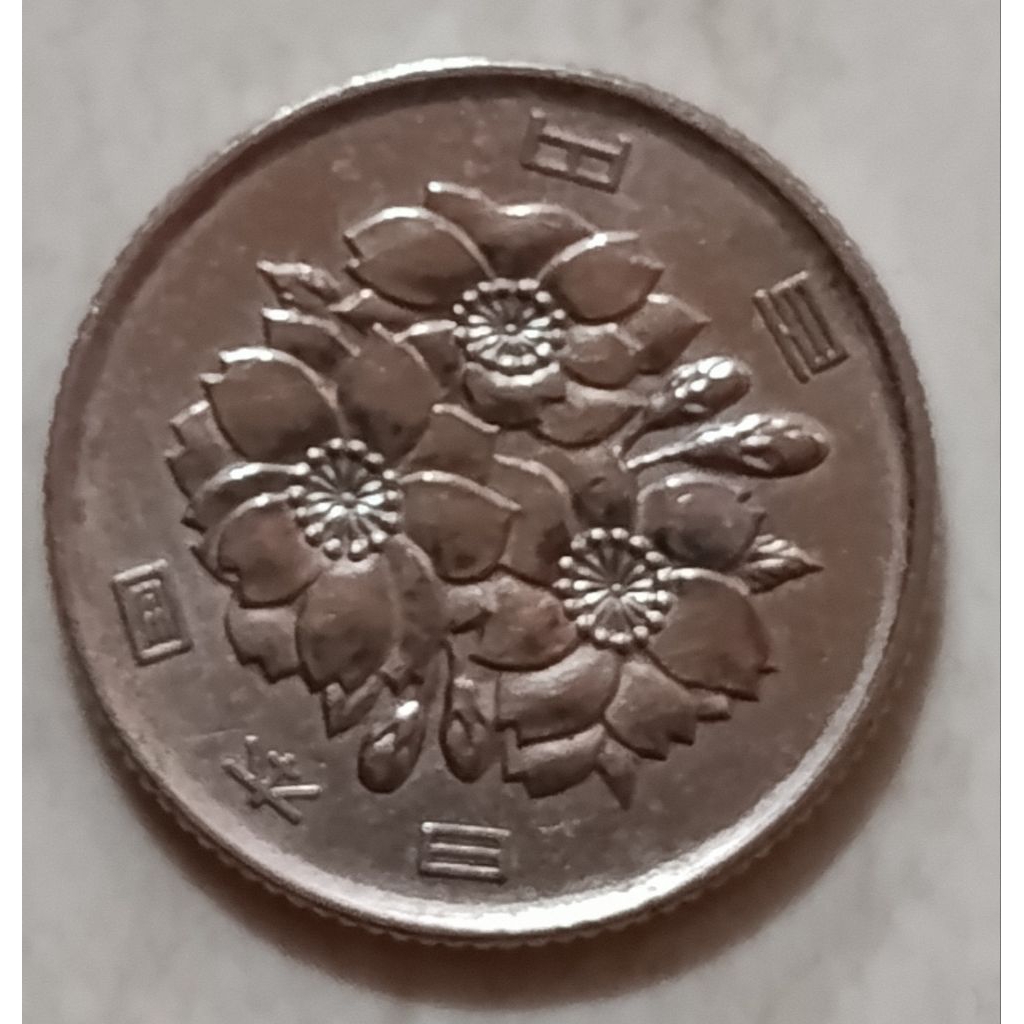 koin Jepang 100 yen tahun 2014..