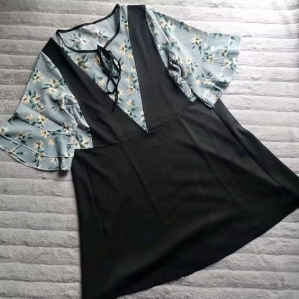 Midi Dress Warna Hitam Biru Motif Bunga Tampilan Cantik & Stylish