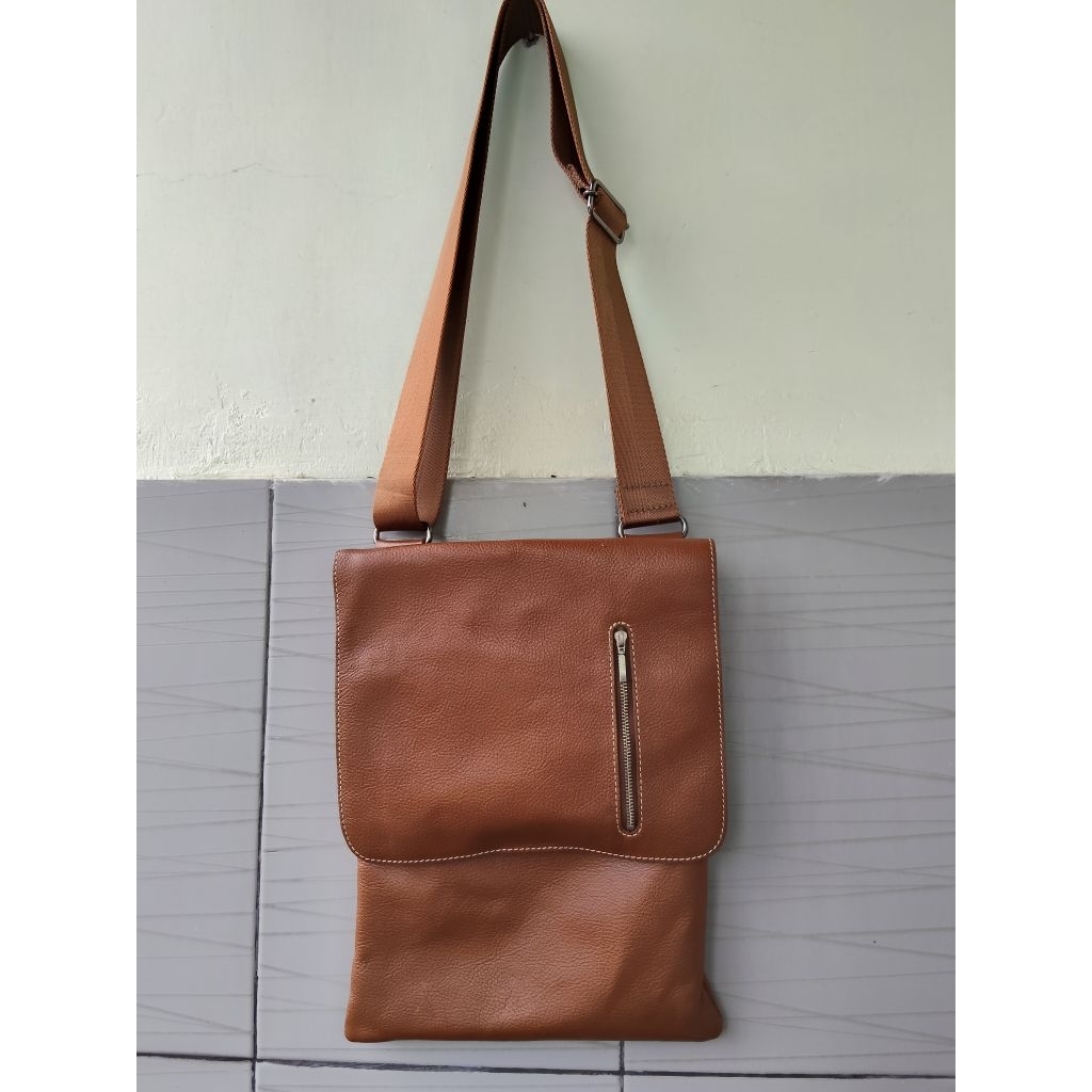 Preloved Tas Selempang Kulit Pria Warna Coklat Camel