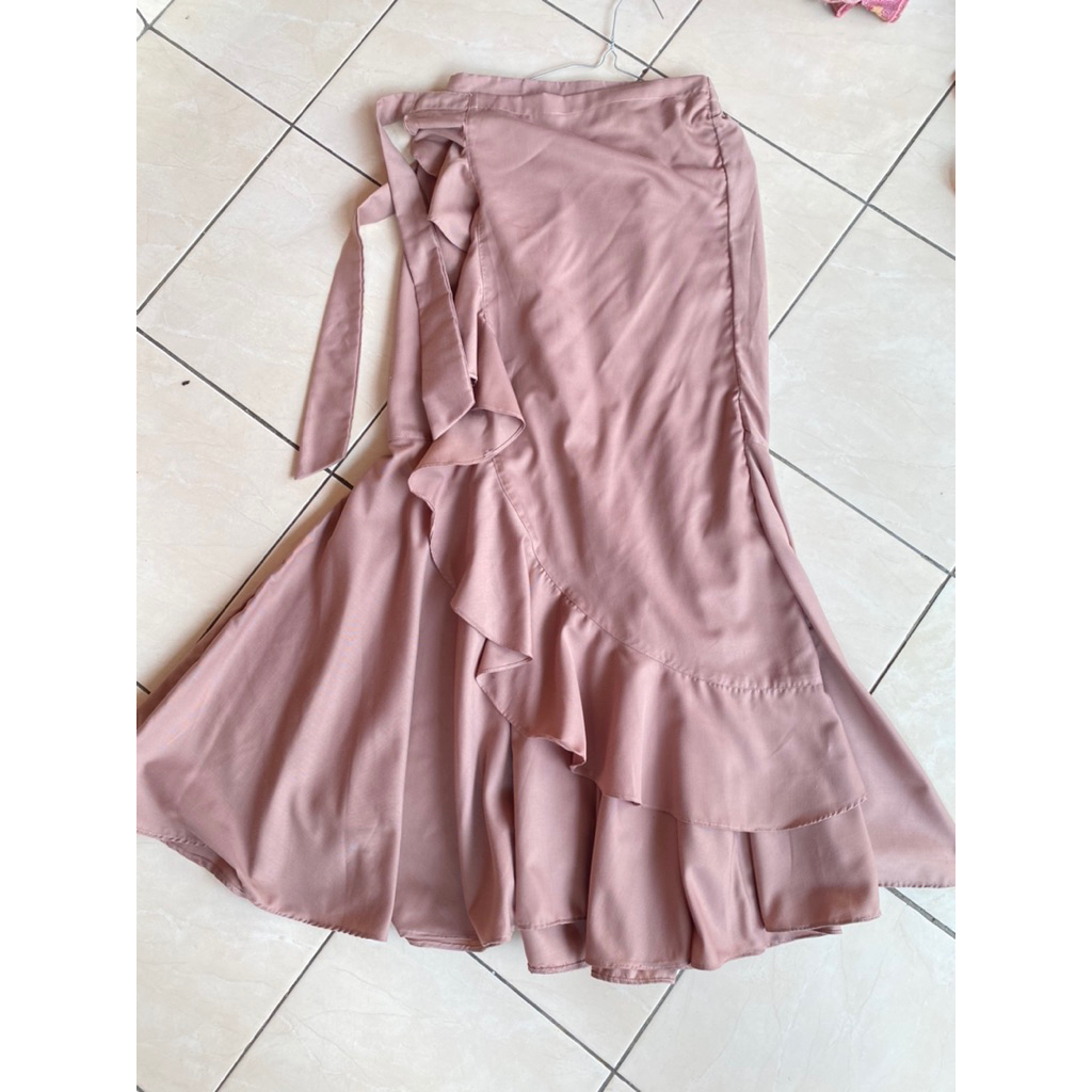 preloved rok ruffle