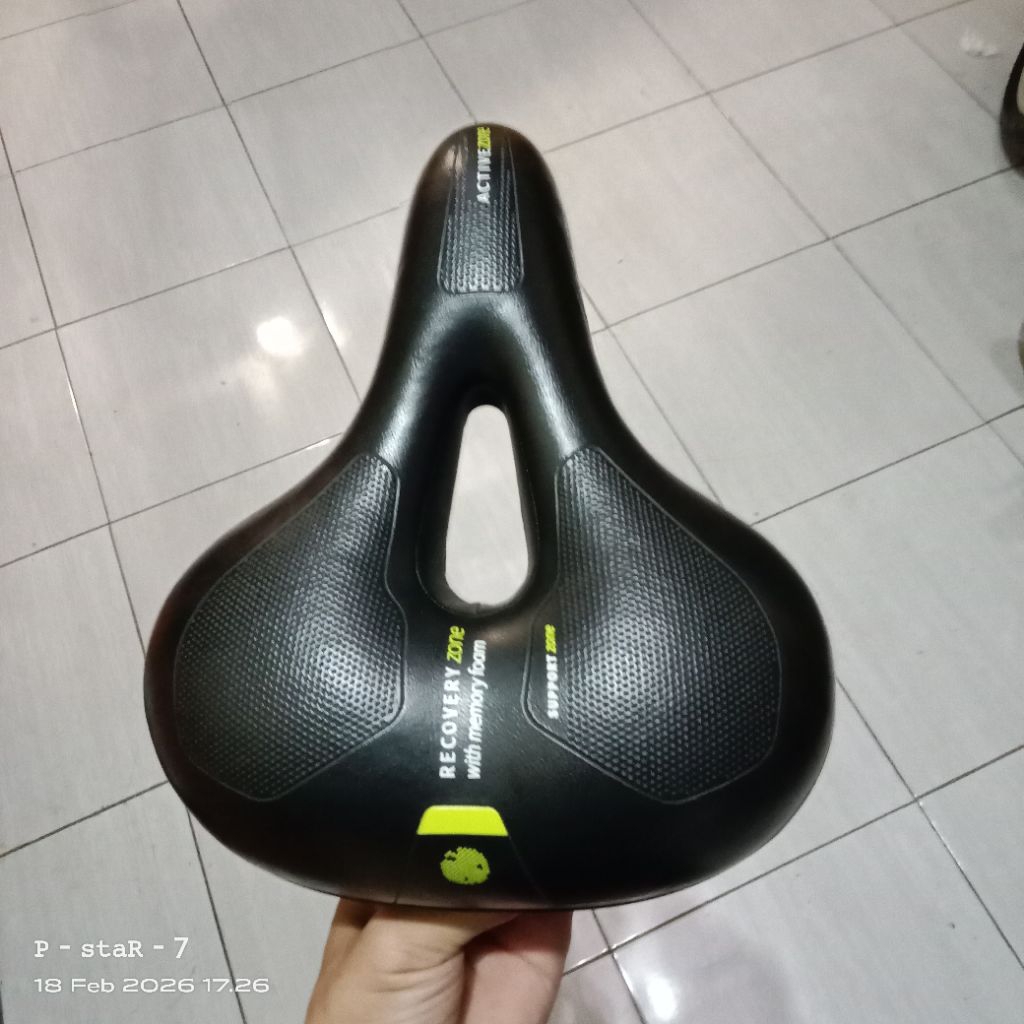 sadel sepeda dan rak depan