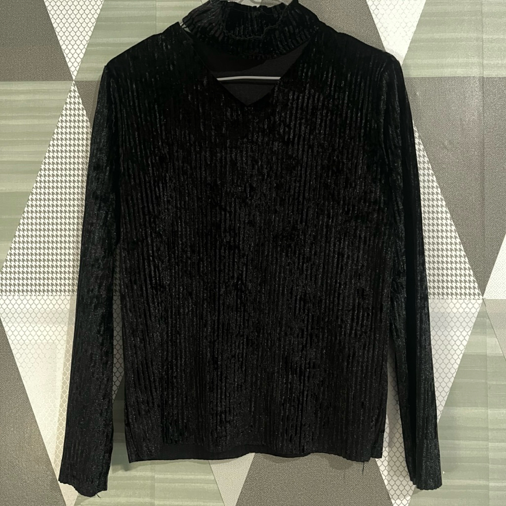 Preloved Atasan Cewek Hitam Bludru