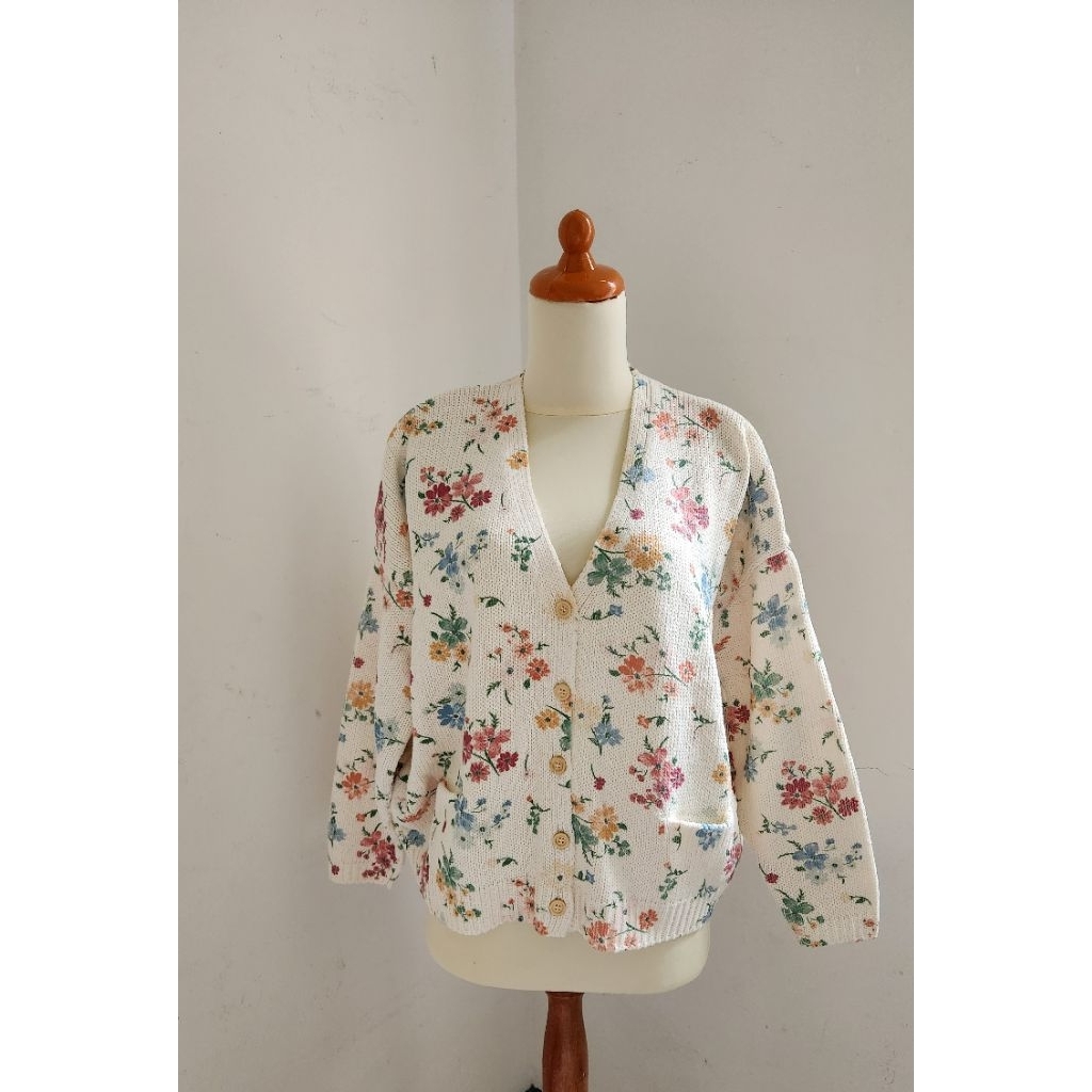 Cardigan motif bunga