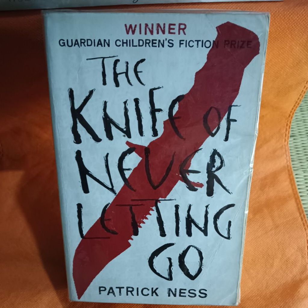Novel THE KNIFE OF NEVER LETTING GO
PATRICK NESS