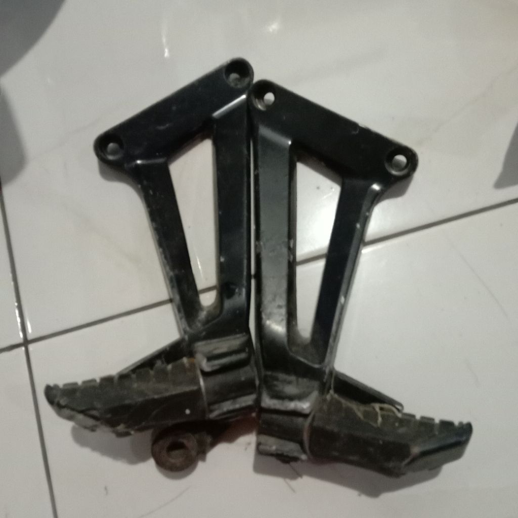 footstep belakang CBR150R old KPP Karburator CBU Thailand
