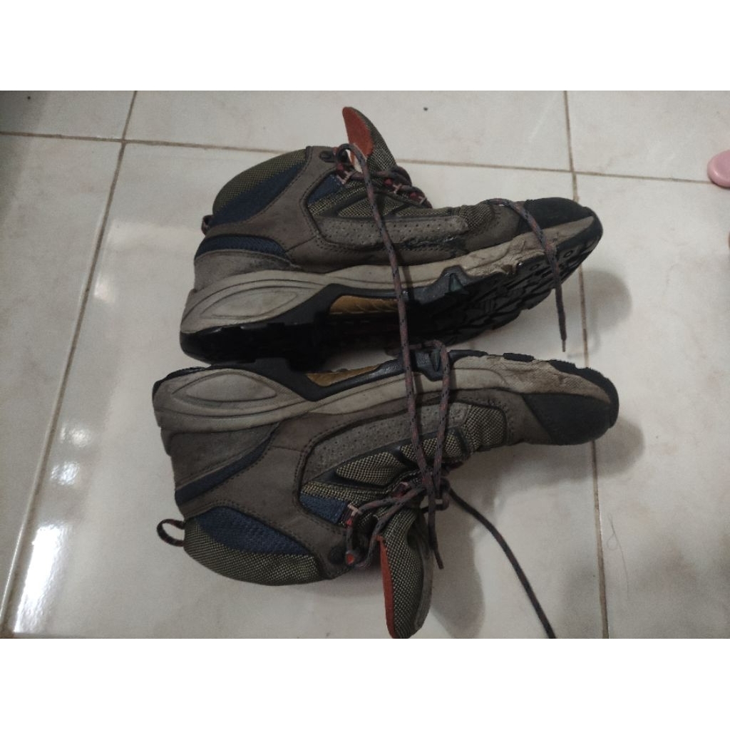 Sepatu hiking gunung tracking treksta 42