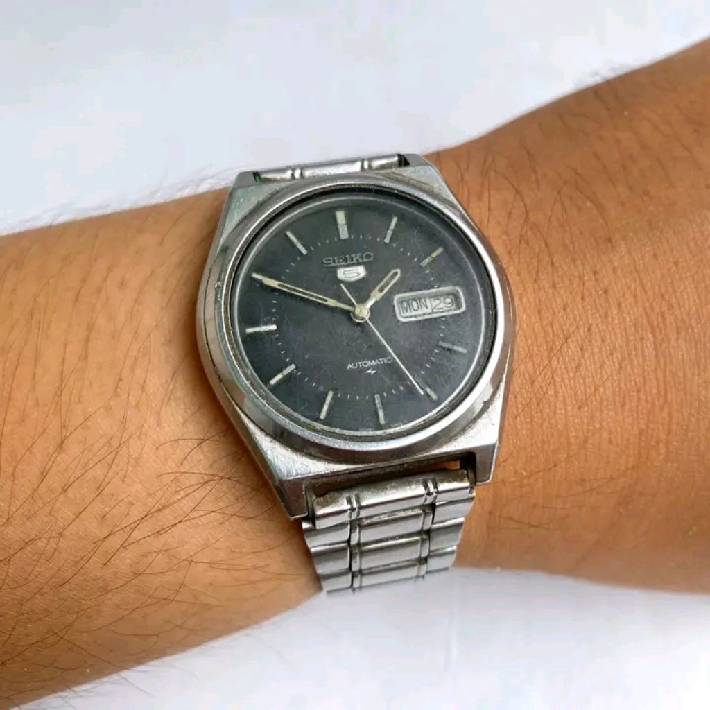 Jam tangan kuno Seiko 5 normal hidup
