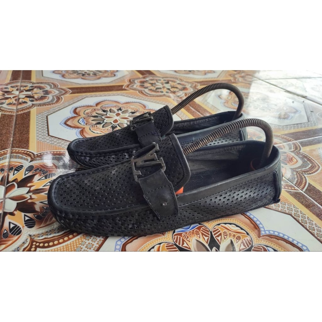 sepatu second kulit Louis Vuitton 42