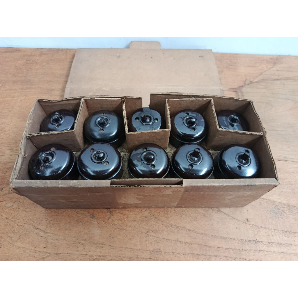 saklar tunggal antik