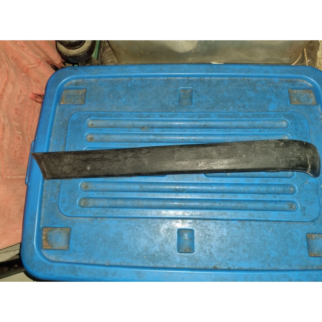 list bumper belakang  bmw e30 kiri