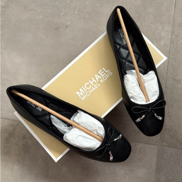 Preloved Sepatu Flats Michael Kors MK Nori Leather fulton Original