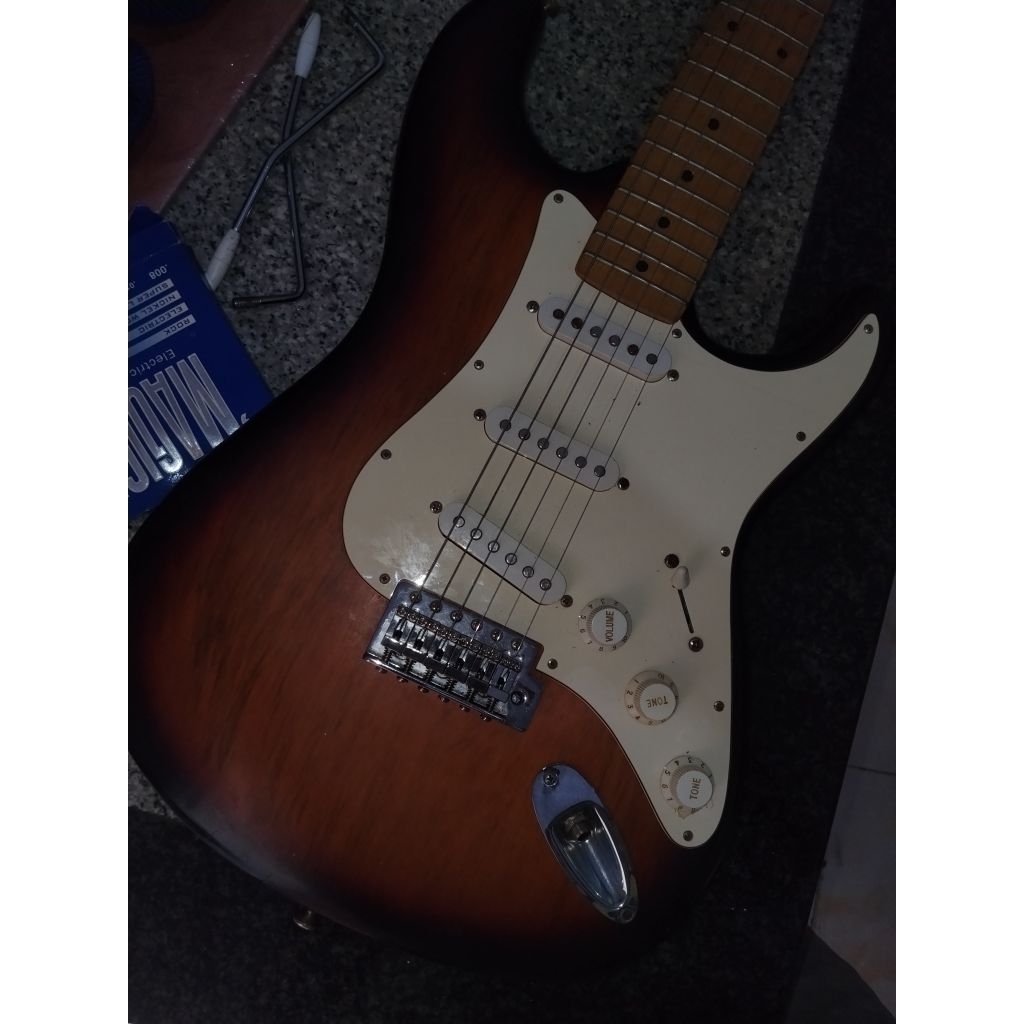 Fender Stratocaster MIM - 3-Color Sunburst-seri sebelum era player 2018