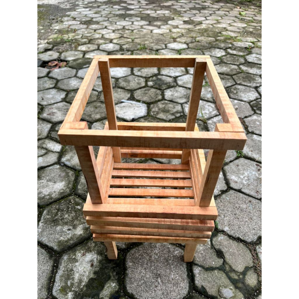 pot anggrek kayu mahoni tinggi