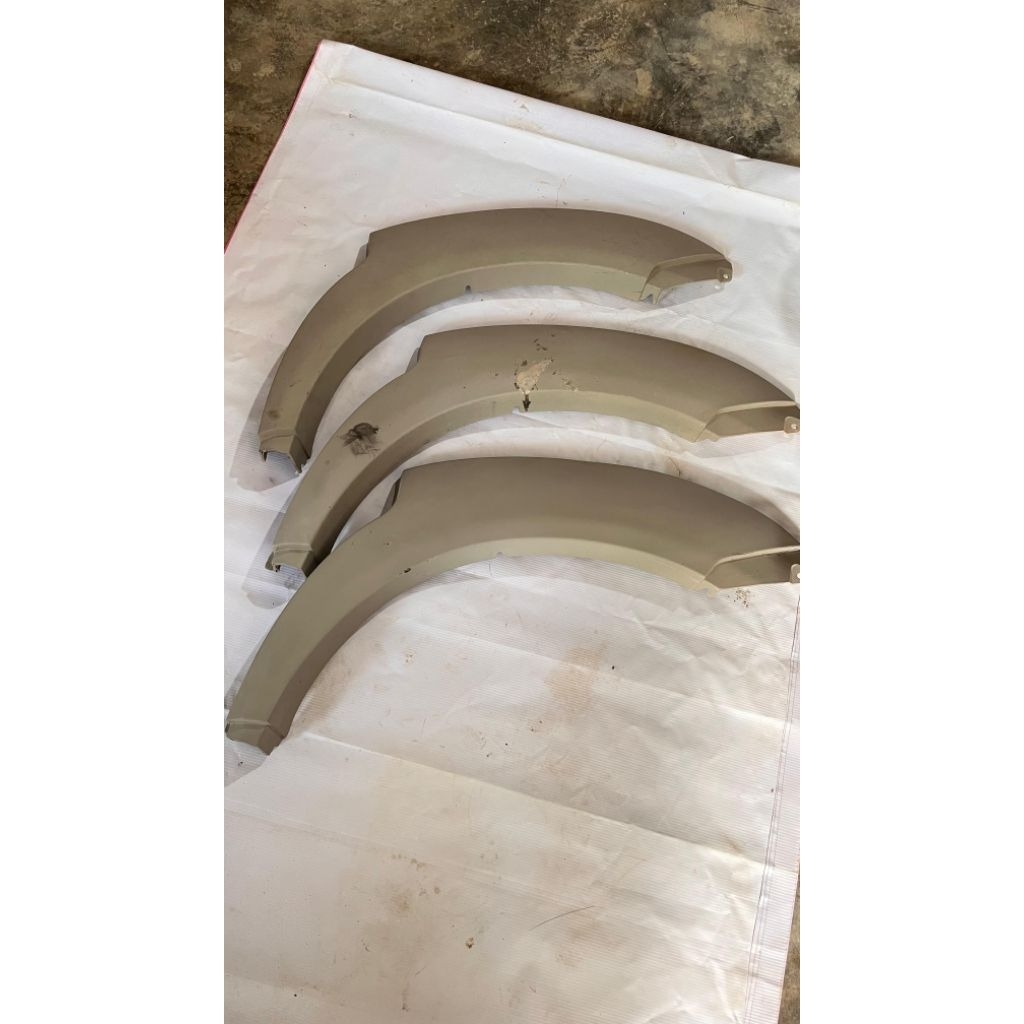 moulding over fender belakang kijang krista