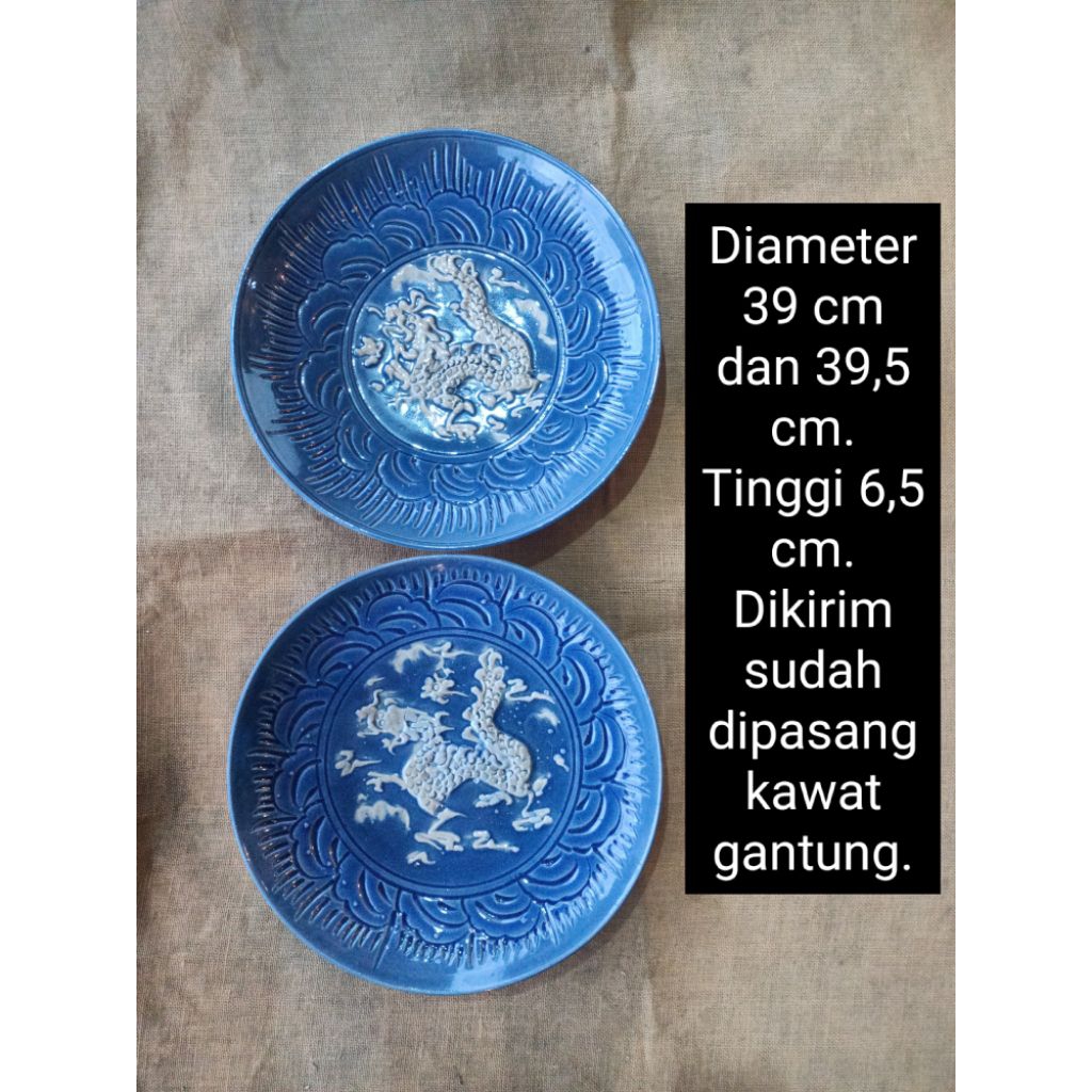 Diameter 39 cm an 2 buah piring keramik naga timbul biru putih untuk hiasan dekorasi dinding