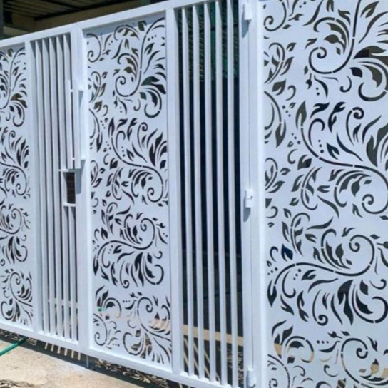 Pagar rumah Motif Cating Laser Kombinasi Plat Bending dengan Pintu Berkualitas untuk Pengaman Rumah 