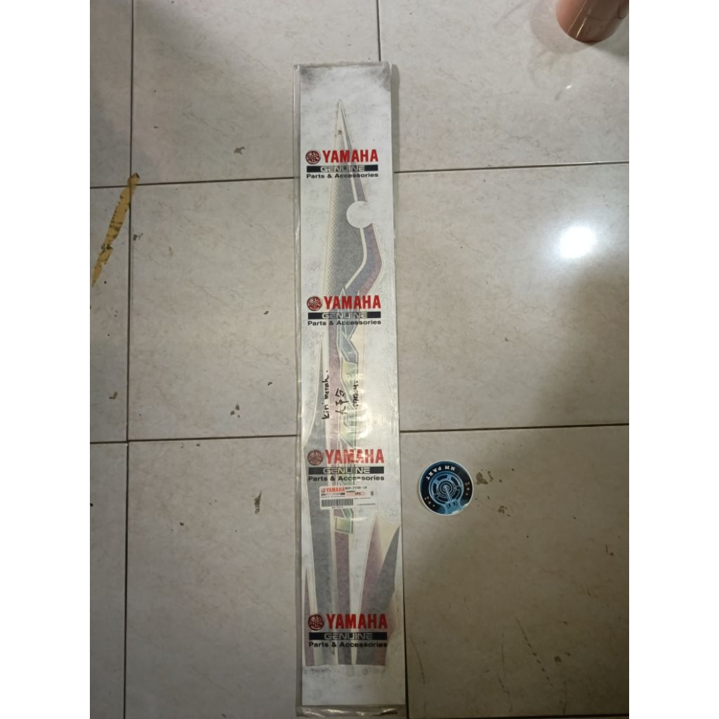 SER-F173E-LO Striping Sticker Stiker merah Body Vega R Old Lama 2005 5ER Ori sebelah kiri belakang