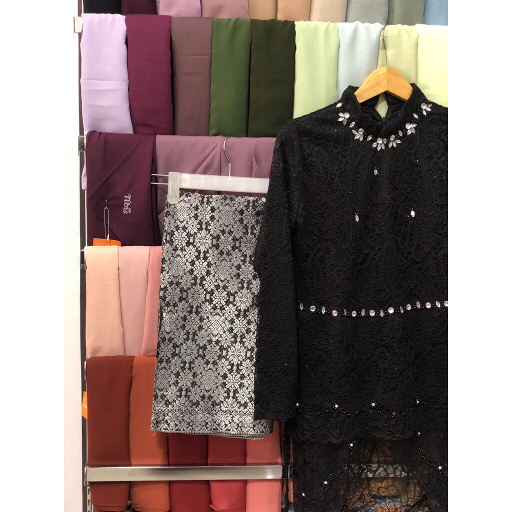 baju kebaya hitam wisuda