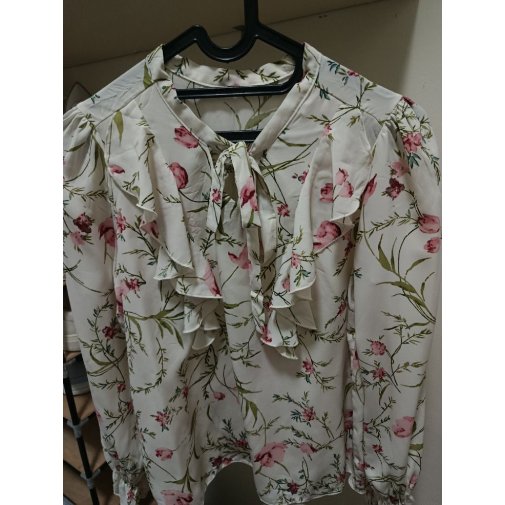 Blouse Ruffle Korean look Motif Bunga