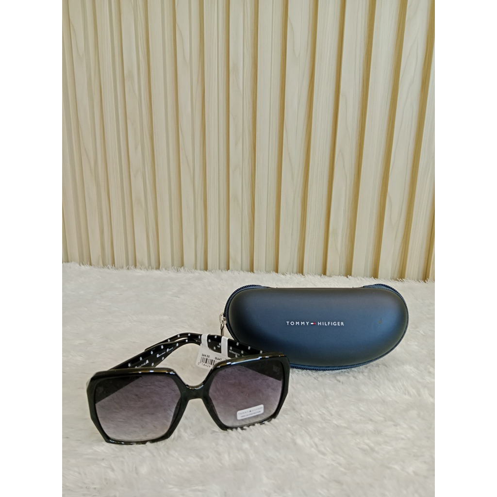 kacamata hitam Tommy Hilfiger