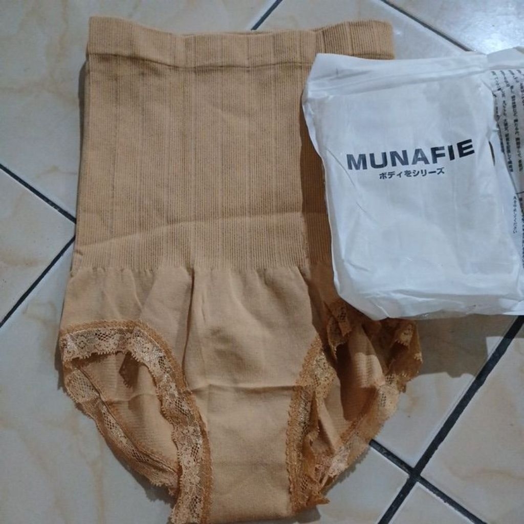Korset Munafie Wanita celana dalam
