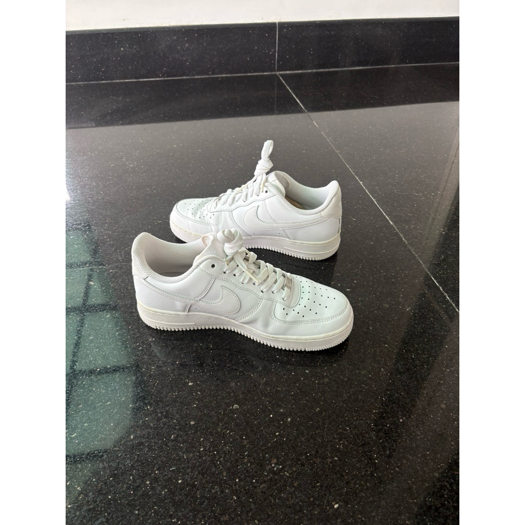 Nike Air Force 1 Sneakers Putih Triple White - EU 41 / US 8 (Secondhand Bekas)