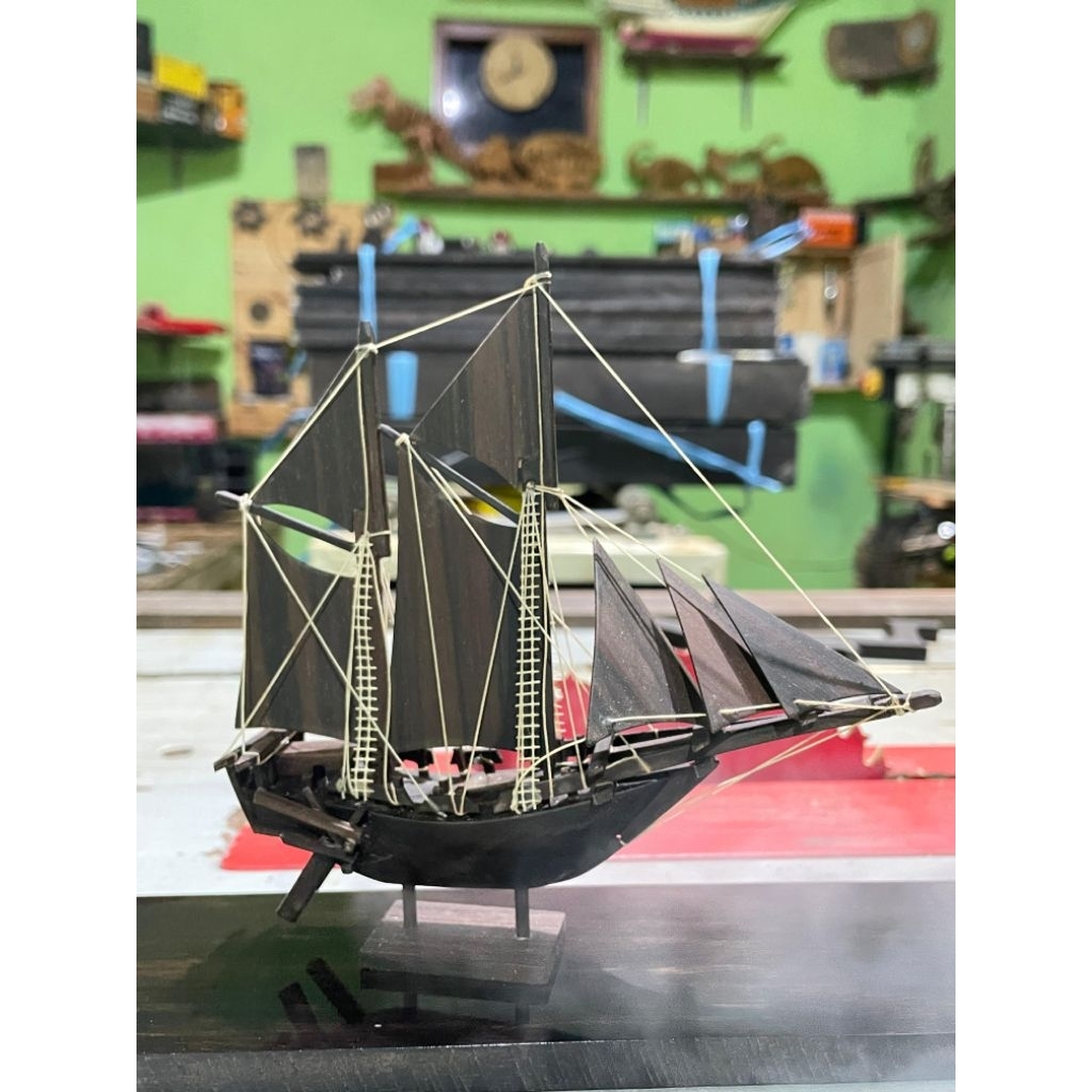 miniatur kapal pinisi kayu eboni/kayu hitam sulawesi