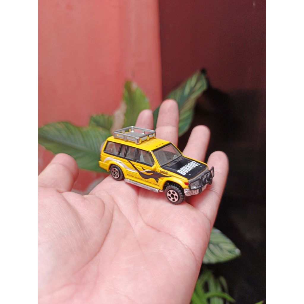 Diecast Realtoy 1994 Mitsubishi Montero - Pajero LWB Loose Action City Burnout 1/64