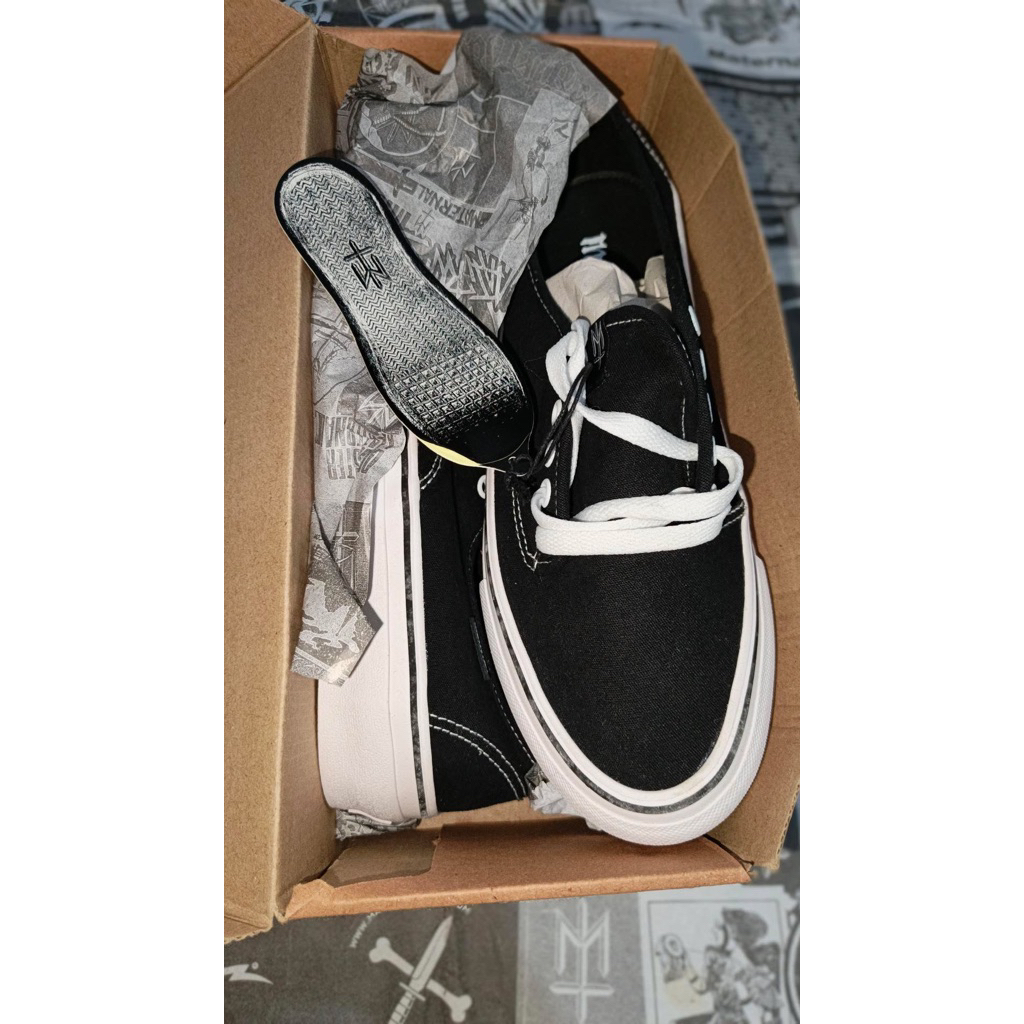 SEPATU MATERNAL DISASTER ( FUGHAZ BW )