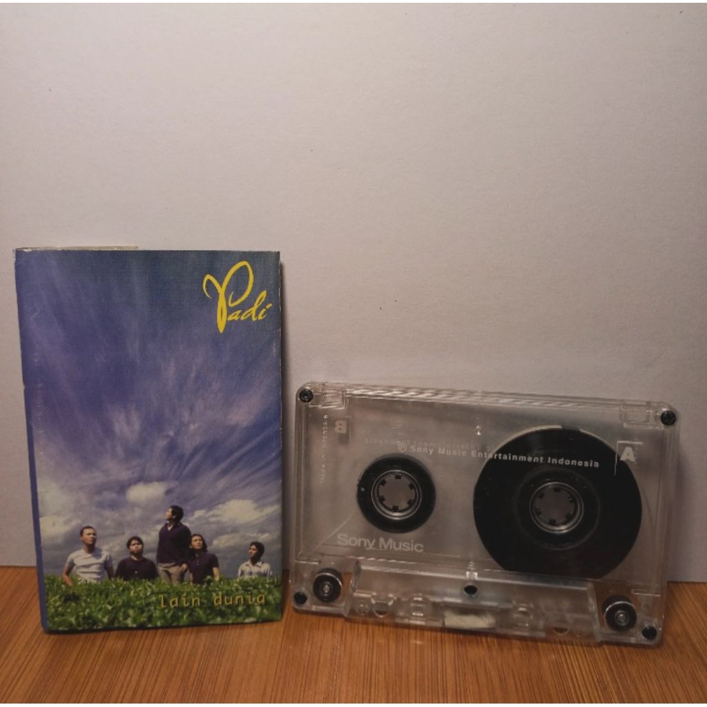 Kaset Padi - Lain Dunia