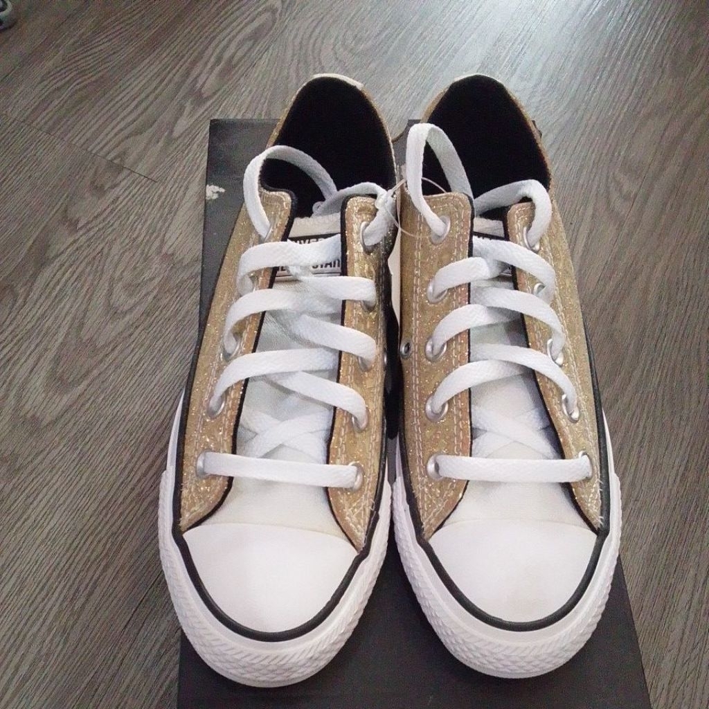 Sepatu C0n 572041C