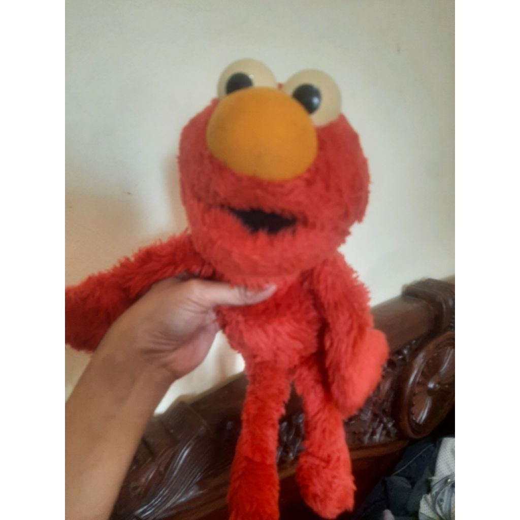 boneka elmo mata keras