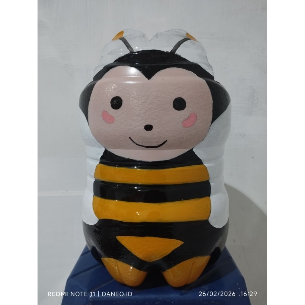 Pot Karakter Lebah Lucu Dari Galon Le Mineral 15L