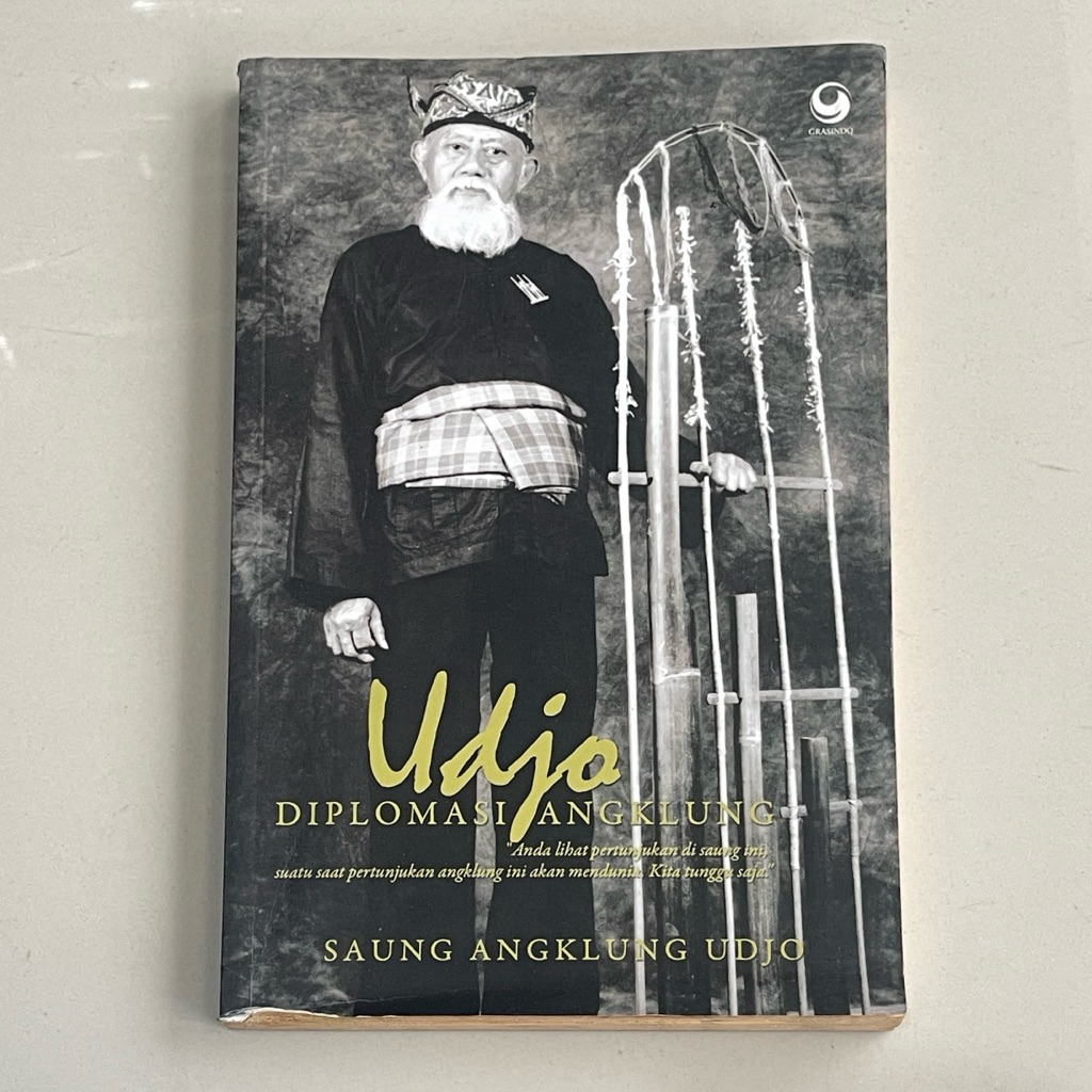 Buku UDJO DIPLOMASI ANGKLUNG Saung Angklung Udjo
