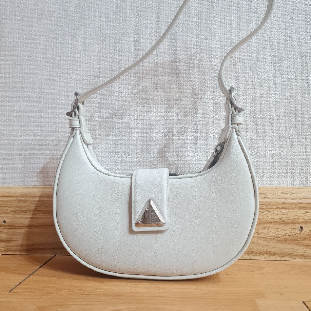 preloved tas original charles keith. ori. dpt dustbag.kondisi seperti foto 90%