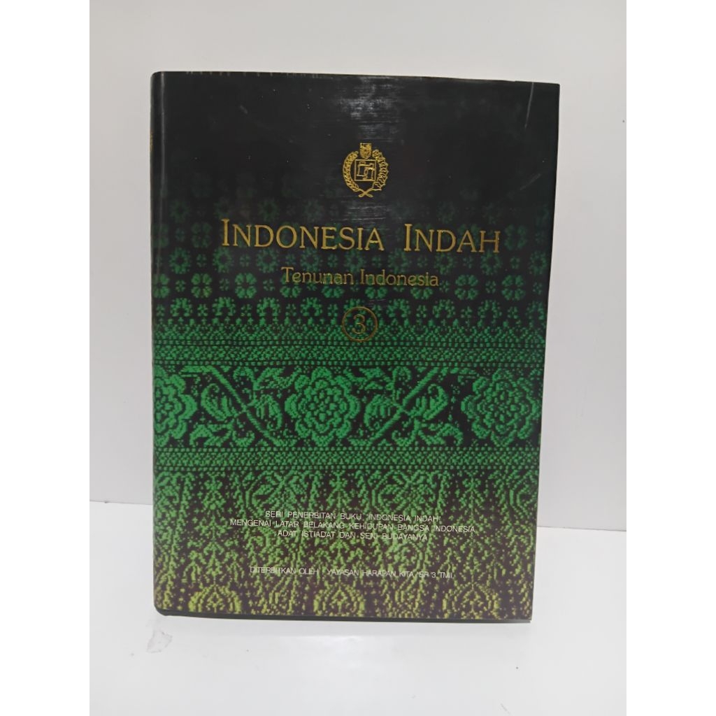 Buku  Ensiklopedia " INDONESIA INDAH . Tenunan Indonesi. Jilid 3.