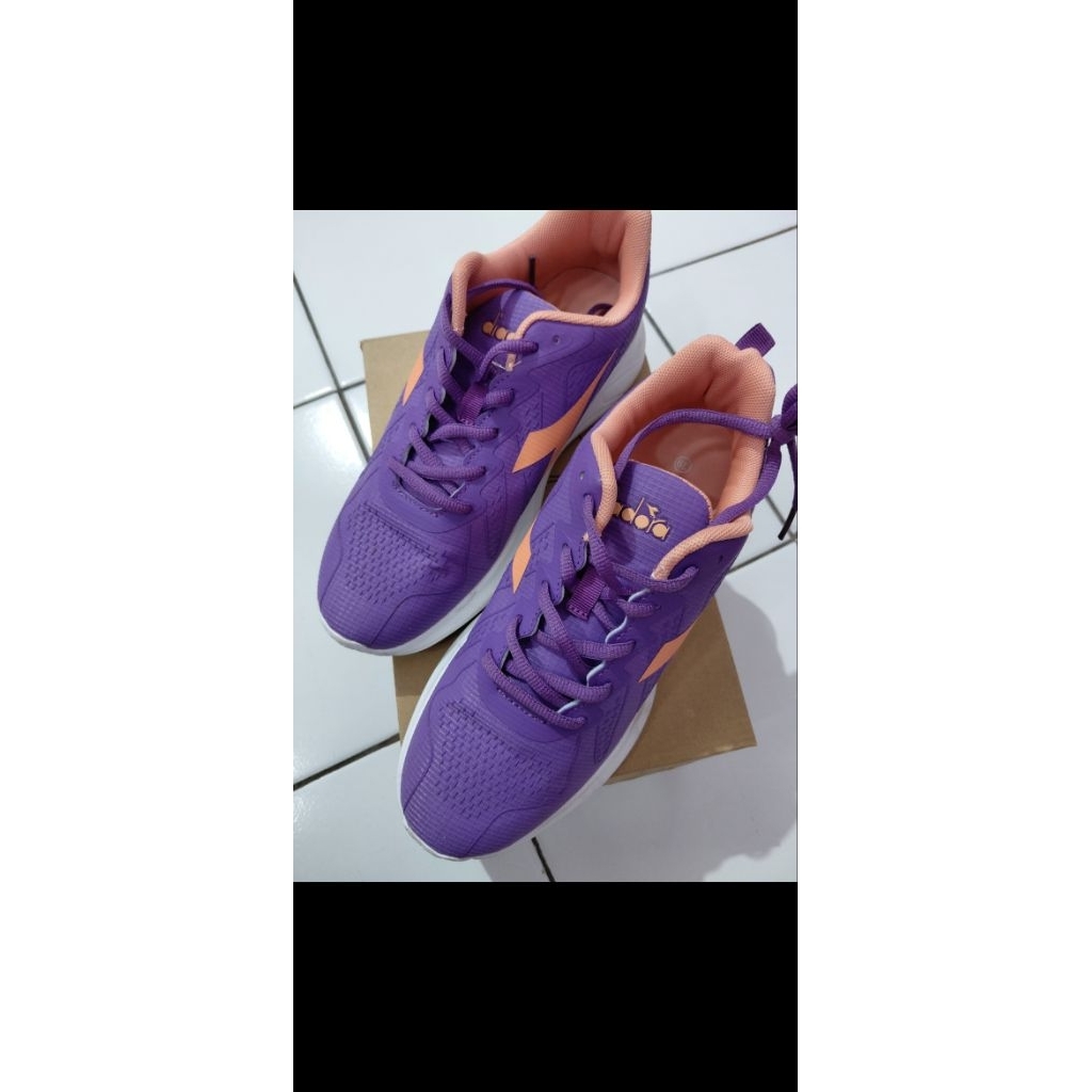 PRELOVED SEPATU WANITA / SNEAKERS / SEPATU RUNNING / SEPATU DIADORA