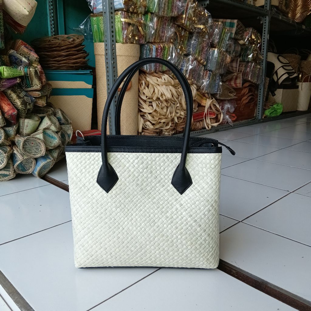Tas anyaman pandan / Tas pandan / Tas pandan wb sekat / Tas selempang pandan / Tas pandan wb selempa