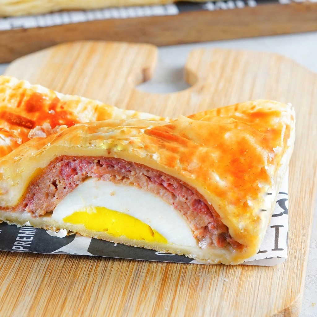 Beef Picnic Roll / Puff Pastry with Cheese Smoked beef & Egg for Christmas Hampers / Hamper Natal / 