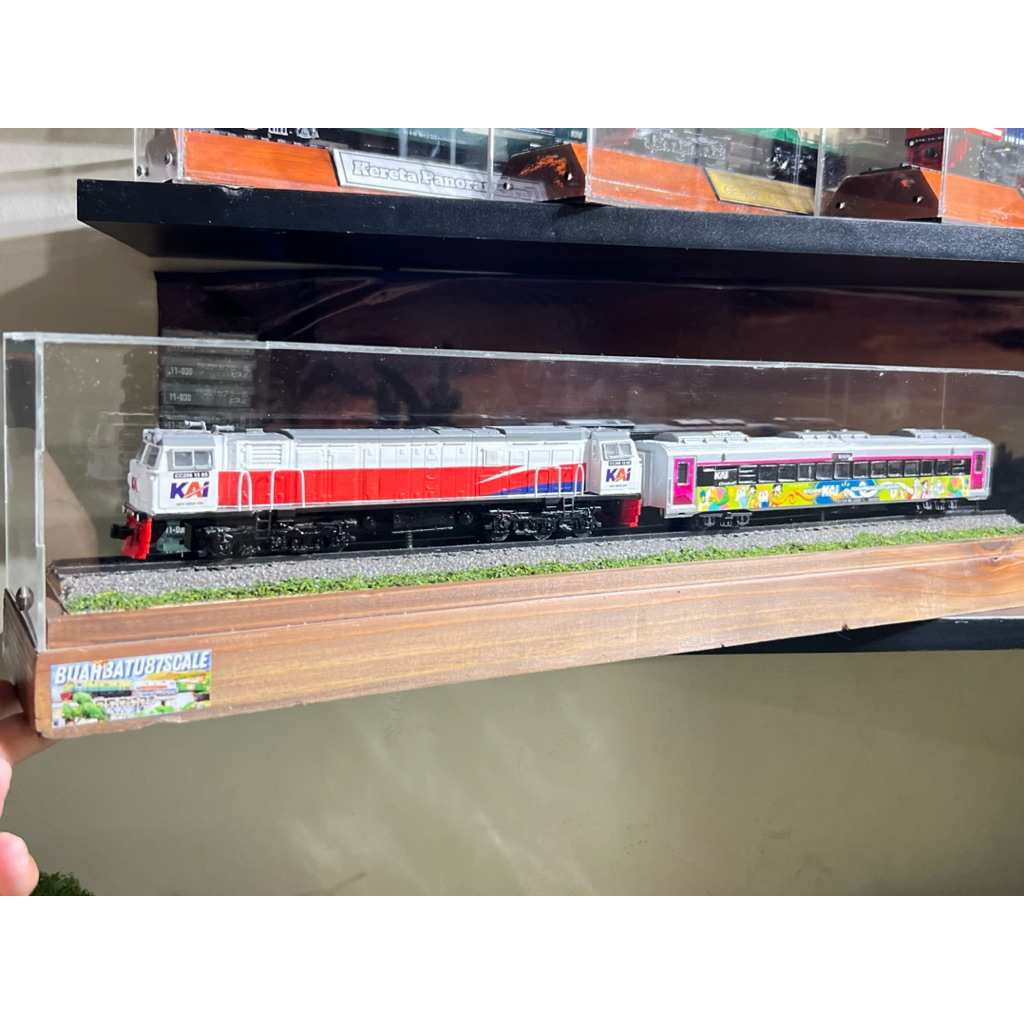 Miniatur Lokomotif CC 206 & Kereta Eksekutif New Generation Spesial Livery Tuti Medium Detail Skala 
